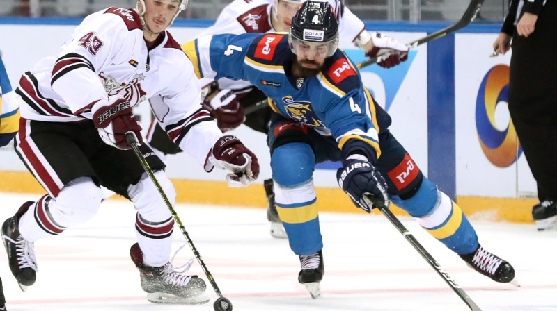 Morgans Eliss (pa labi) spēlē pret Rīgas "Dinamo". Foto: TASS/Scanpix
