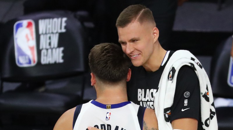 Kristaps Porziņģis un Luka Dončičs. Foto: AFP/Scanpix