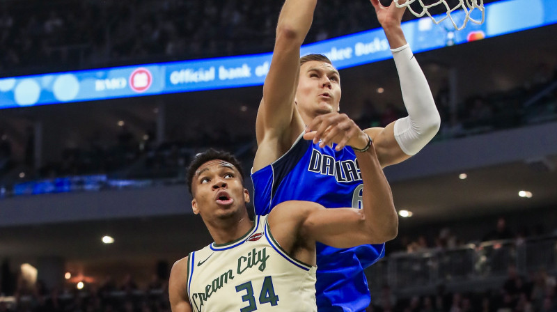 Jannis Adetokunbo un Kristaps Porziņģis. Foto: EPA/Scanpix