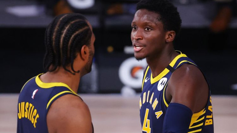 Tīdžejs Vorens un Viktors Oladipo. Foto: AFP/Scanpix