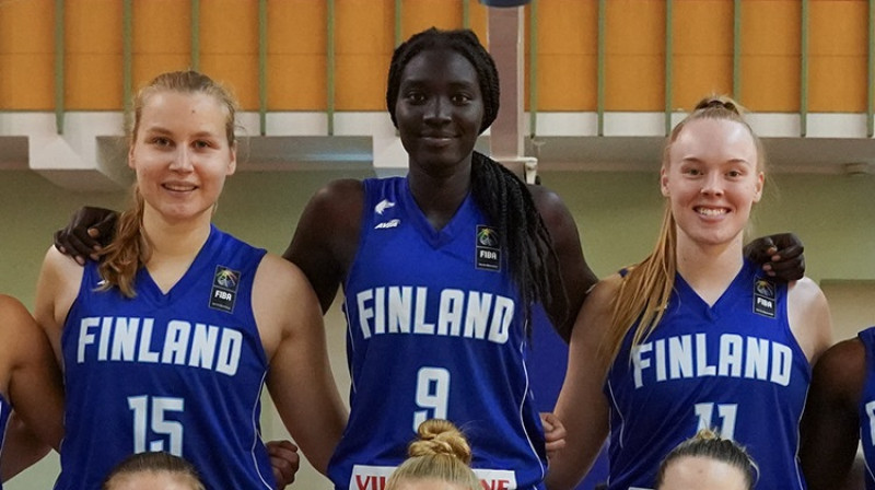 Avaka Kuiera ar komandas biedrēm Aninu Aijanenu un Mariannu Kalinu. Foto: Ville Vuorinen, Basket Finland