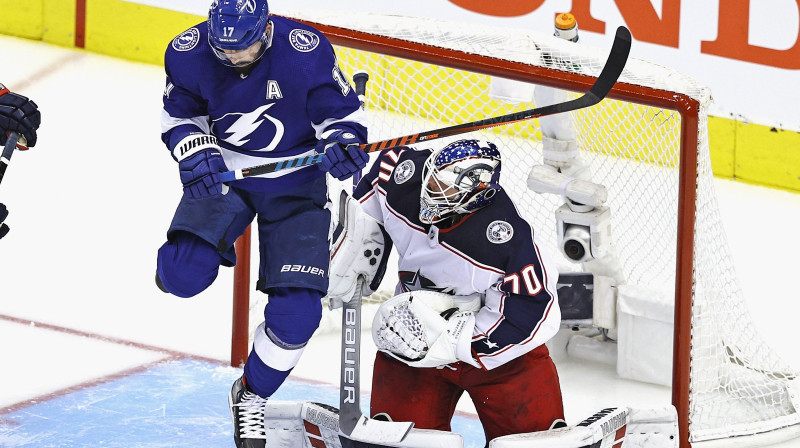 Alekss Kilorns un Jonass Korpisalo. Foto: AFP/Scanpix