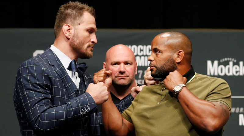 Stipe Miočičs (pa kreisi) aci pret aci ar Denielu Kormjē. Centrā - UFC prezidents Deina Vaits. Foto: AP/Scanpix