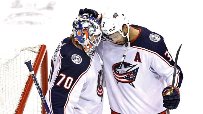 Jonass Korpisalo un Sets Džounss. Foto: AFP/Scanpix