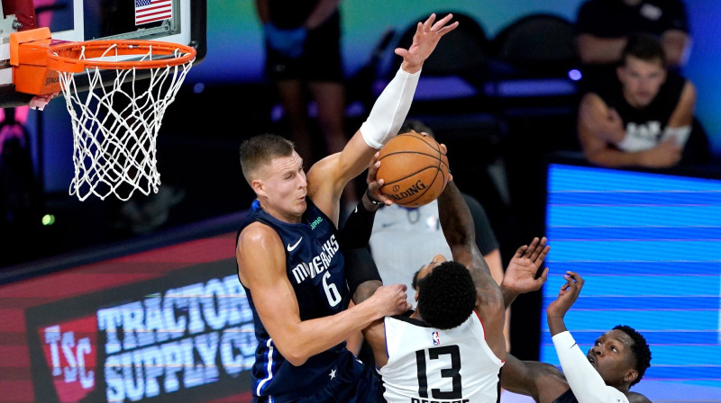 Kristaps Porziņģis pret Polu Džordžu. Foto: Ashley Landis/Pool Photo-USA TODAY Sports/Scanpix