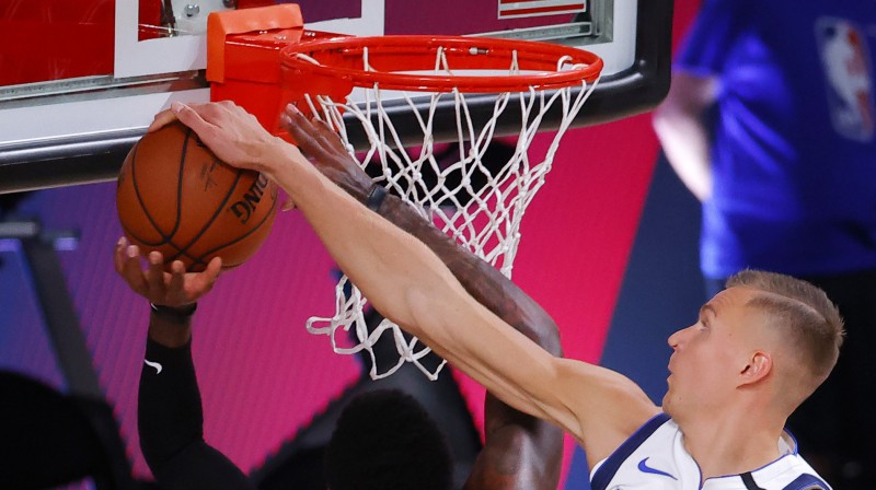 Kristaps Porziņģis dažus mirkļus vēlāk saņems pirmo tehnisko piezīmi. Foto: AFP/Scanpix