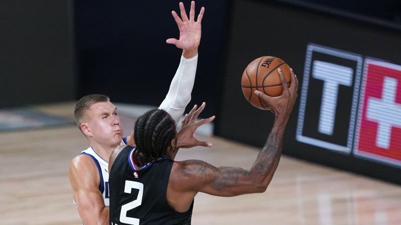 Kristaps Porziņģis un Kavai Lenards. Foto: AFP/Scanpix
