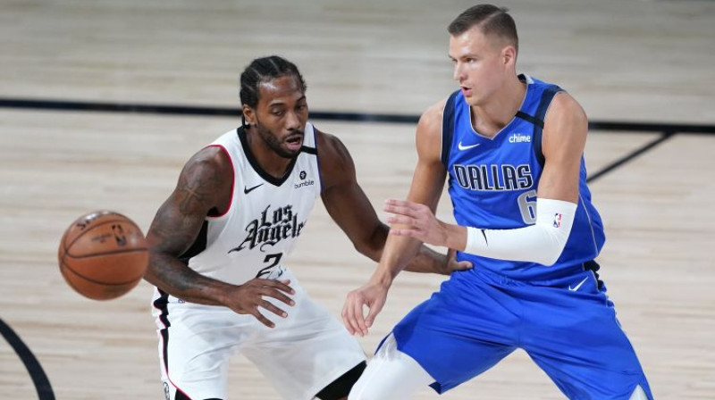 Kavai Lenards un Kristaps Porziņģis. Foto: AFP/Scanpix