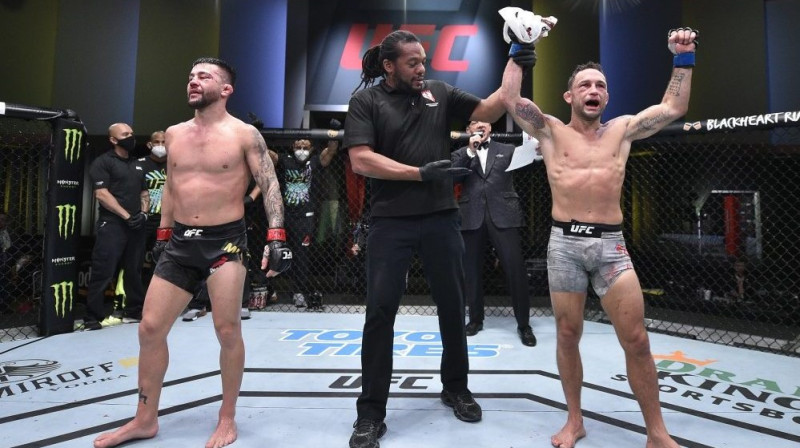 Frenkijs Edgars (pa labi) svin uzvaru. Foto: Chris Unger/Zuffa LLC