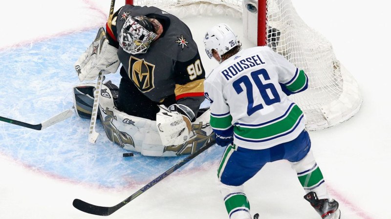 Robins Lēners atvaira kārtējo "Canucks" uzbrukumu. Foto: AFP / Scanpix