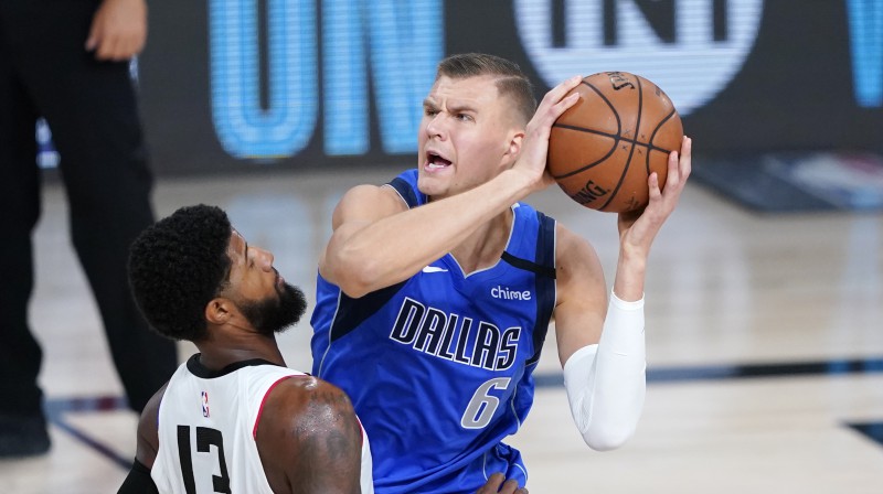 Kristaps Porziņģis pret Polu Džordžu. Foto: AP/Scanpix