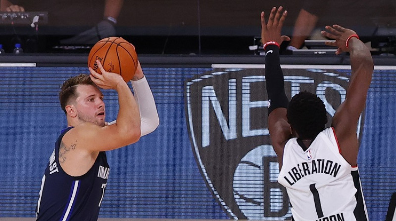 Luka Dončičs: uzvaras metiens pāri Redžija Džeksona rokām. Foto: AFP/Scanpix