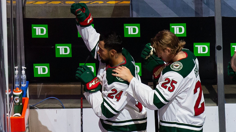 Mets Damba un Jonass Brodīns. Foto: The Canadian Press/PA Images/Scanpix