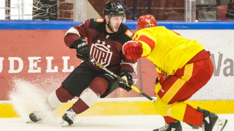 Konstantīns Komareks ar ripu. Foto: Dinamo Rīga