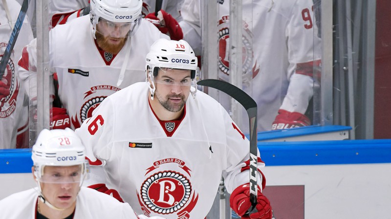 Kaspars Daugaviņš centrā. Foto: HC Vityaz