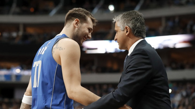 Luka Dončičs un "Suns" toreizējais treneris Igors Kokoškovs 2019. gada 9. aprīlī Dalasā. Foto: AP/Scanpix