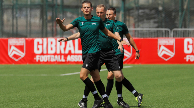 Latvijas tiesneši Deniss Ševčenko (no kreisās), Aleksandrs Anufrijevs un  Romāns Platonovs iesildās pirms spēles Gibraltārā. Foto: Reuters/Scanpix