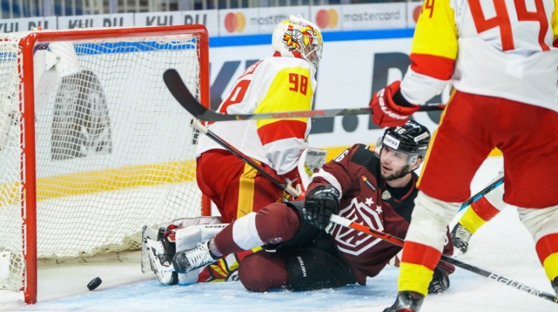 Mārtiņš Dzierkals ieraidījis ripu Jāņa Kalniņa sargātajos vārtos. Foto: Raimonds Volonts/dinamoriga.lv