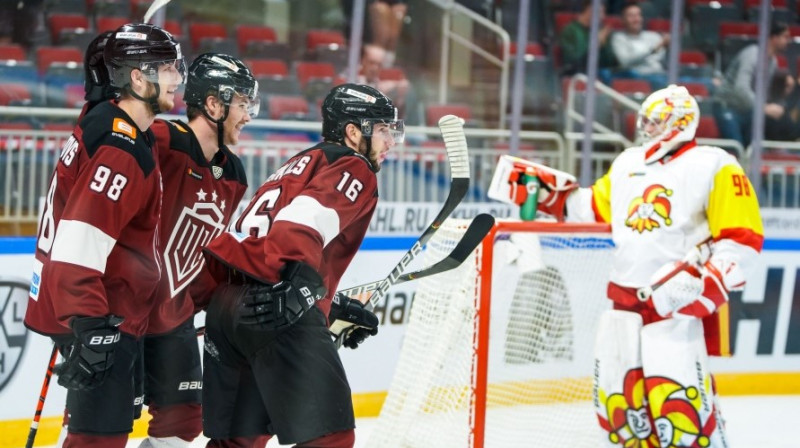 Mārtiņš Dzierkals (nr. 16) ar komandas biedriem pēc vārtu guvuma. Foto: Raimonds Volonts/dinamoriga.lv