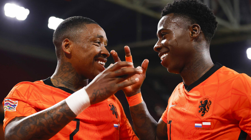 Nīderlandes izlases futbolisti Stīvens Bergveins un Kvinsijs Promess. Foto: EPA/Scanpix