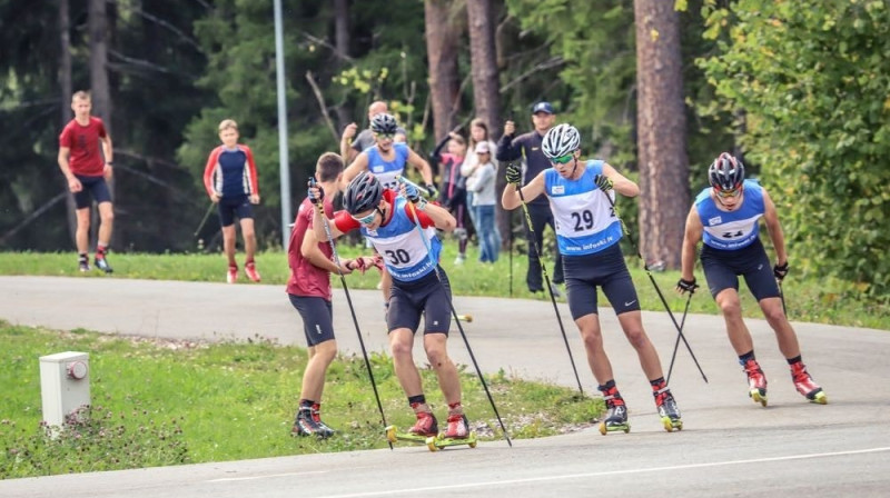 Jaunieši sacenšas LČ rollerslēpošanā Siguldā "Fischer Slēpošanas centrā" 2019.gadā. Foto: Agris Veckalniņš, Ski.lv