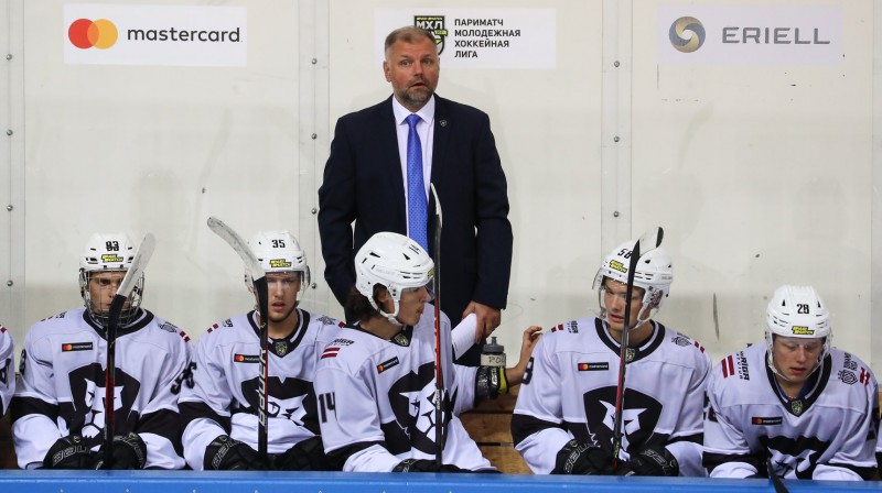 Valērijs Kuļibaba un HK "Rīga" hokejisti. Foto: HKR.lv