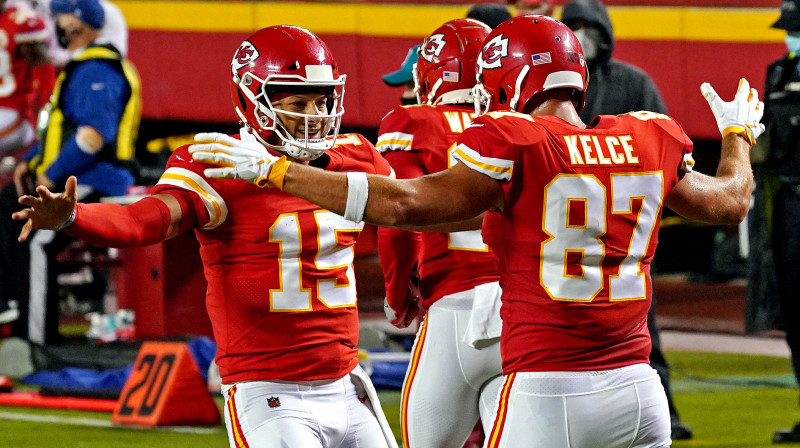 Patriks Mahoumss un Treviss Kelsī apsveic viens otru pēc piezemējuma gūšanas.
Foto: USA Today/Scanpix