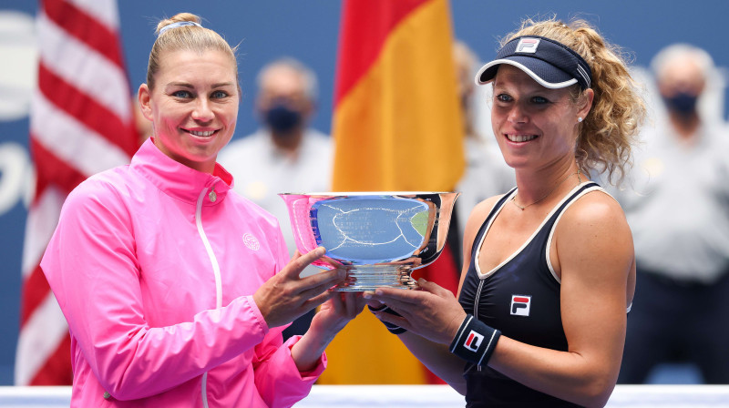 Vera Zvonarjova un Laura Zīgemunda. Foto: AFP/Scanpix