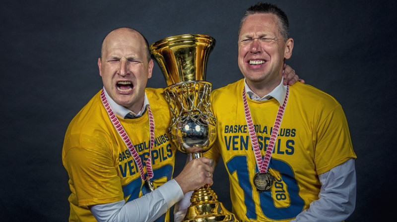 Divi emocionāli vīrieši: Gints Fogels un Roberts Štelmahers 2018. gadā ar LBL čempionu kausu. Foto: BK Ventspils