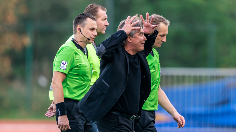 Aleksejs Jerjomenko kopā ar tiesnešiem / Foto: Sanita Ieva Sparāne