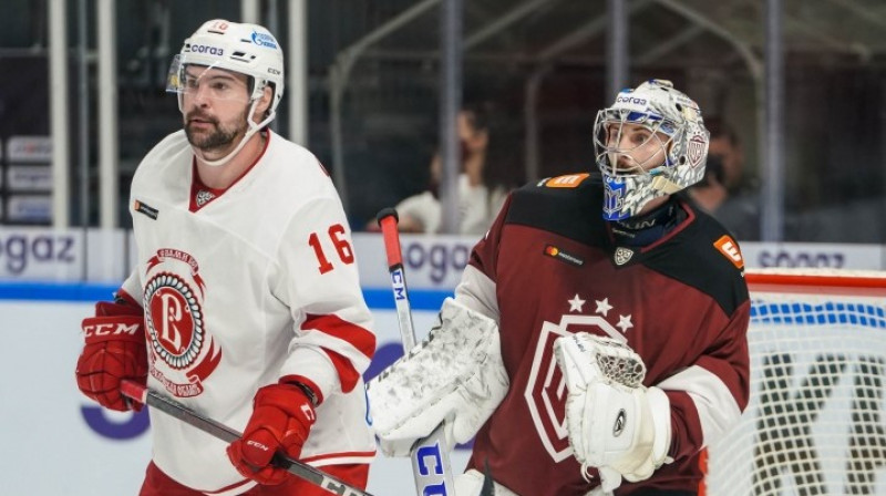 Kaspars Daugaviņš un ''Dinamo'' vārtsargs Iļja Proskurjakovs. Foto: Raimonds Volonts/dinamoriga.lv