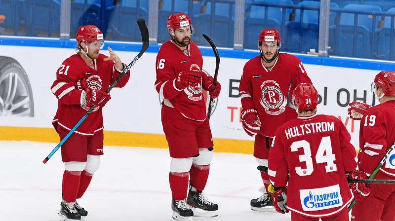 Kaspars Daugaviņš (centrā) ar partneriem. Foto: hcvityaz.ru