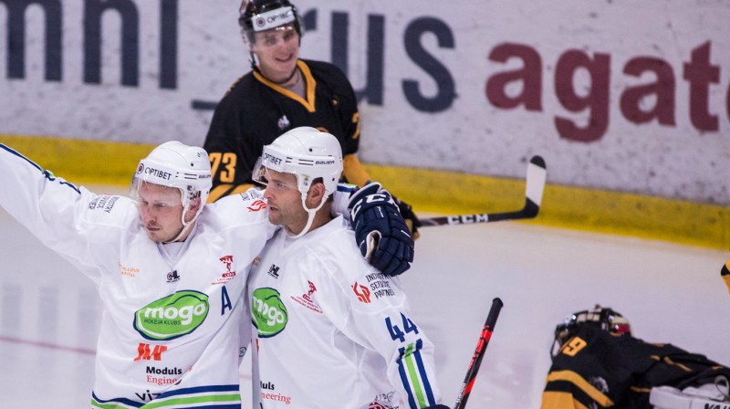 Elviss Želubovskis un Robs Šremps. Foto: Guntis Lazdāns/Optibet Hokeja līga