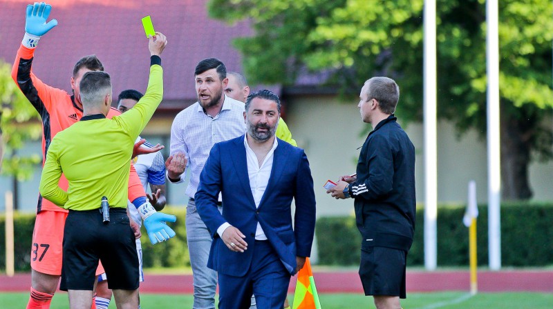 Komandu galvenie treneri Tamazs Pertija (priekšplānā) un Viorels Frunze. Foto: Valmiera FC