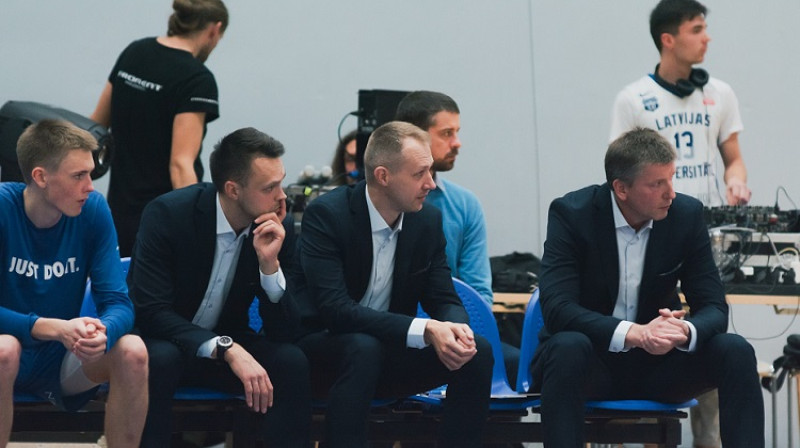 Gunārs Gailītis (vidū) turpmāk būs ''Latvijas Universitātes'' galvenais treneris. Foto: LU basketbols