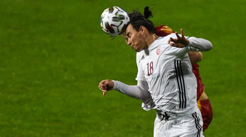 Igors Tarasovs cīņā par bumbu. Foto: LFF