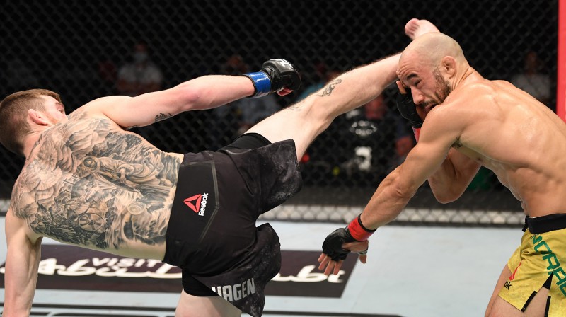 Korijs Sendheigens sakauj Marlonu Moraisu. Foto: UFC