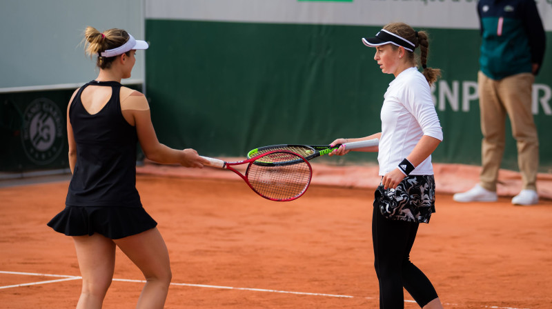 Gabriela Dabrovski un Aļona Ostapenko. Foto: AFP/Scanpix