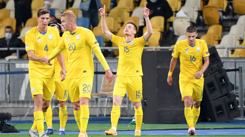 Ukrainas izlases futbolisti svin vārtu guvumu. Foto: Sergei Supinsky/AFP/Scanpix