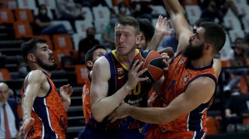 Rolands Šmits cīņā pret "Valencia Basket". Foto: Euroleague
