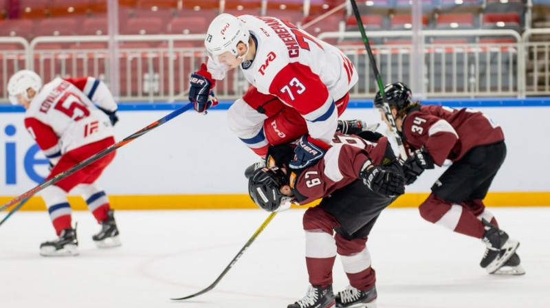 Iespaidīgs kadrs no abu komandu spēles. Foto: Kaspars Volonts/dinamoriga.lv