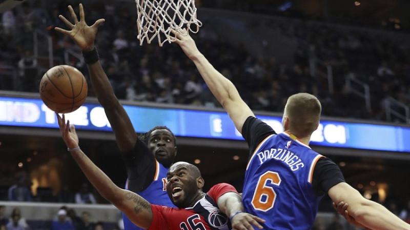Moriss Ndūrs un Kristaps Porziņģis 2016. gada 17. novembra spēlē pret 'Wizards". Foto: AP/Scanpix