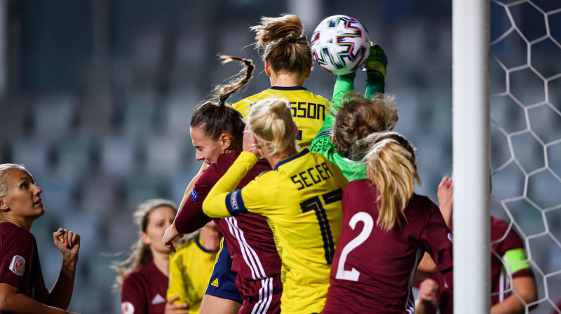 Cīņa Latvijas izlases soda laukumā / Foto: Svensk Fotboll