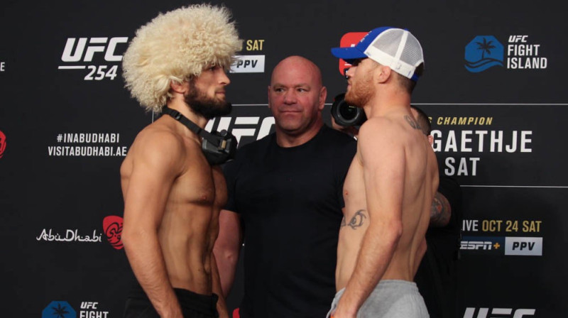 Habibs Nurmagomedovs, UFC prezidents Deina Vaits (vidū) un Džastins Geičī pēdējo reizi aci pret aci pirms cīņas. Foto: John Morgan/MMA Junkie