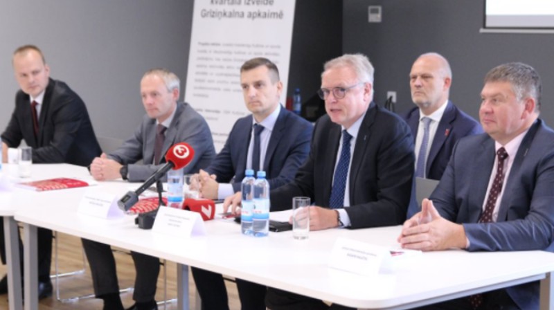 Horsts Lihtners (trešais no labās) preses konferencē Rīgā. Foto: LHF/IIHF