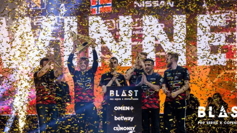 Niko ar čempionu kausu un broky centrā - "FaZe" svin uzvaru BLAST turnīrā Kopenhāgenā 2019. gadā. Foto: BLAST Premier