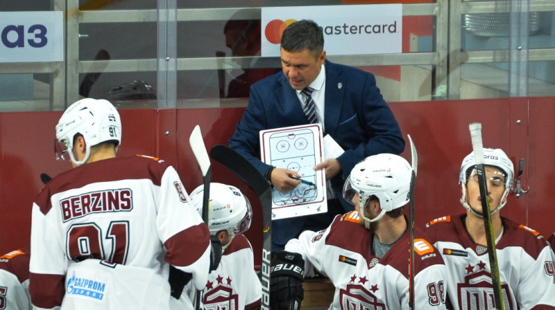 Dmitrijs Parhomenko darbībā uz rezervistu soliņa. Foto: dinamoriga.lv
