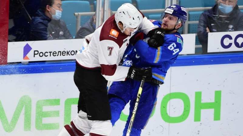 Kristaps Zīle (Nr. 7) izdara spēka paņēmienu. Foto: dinamoriga.lv