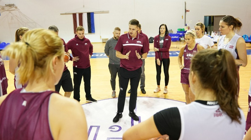 Mārtiņš Gulbis un valstsvienības spēlētājas. Foto: Basket.lv