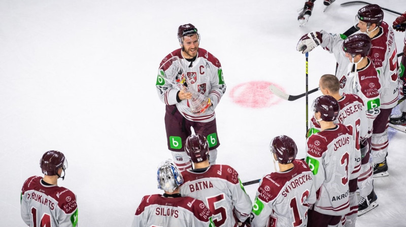 Mārtiņš Karsums un Latvijas izlase. Foto: Marko Leipolds